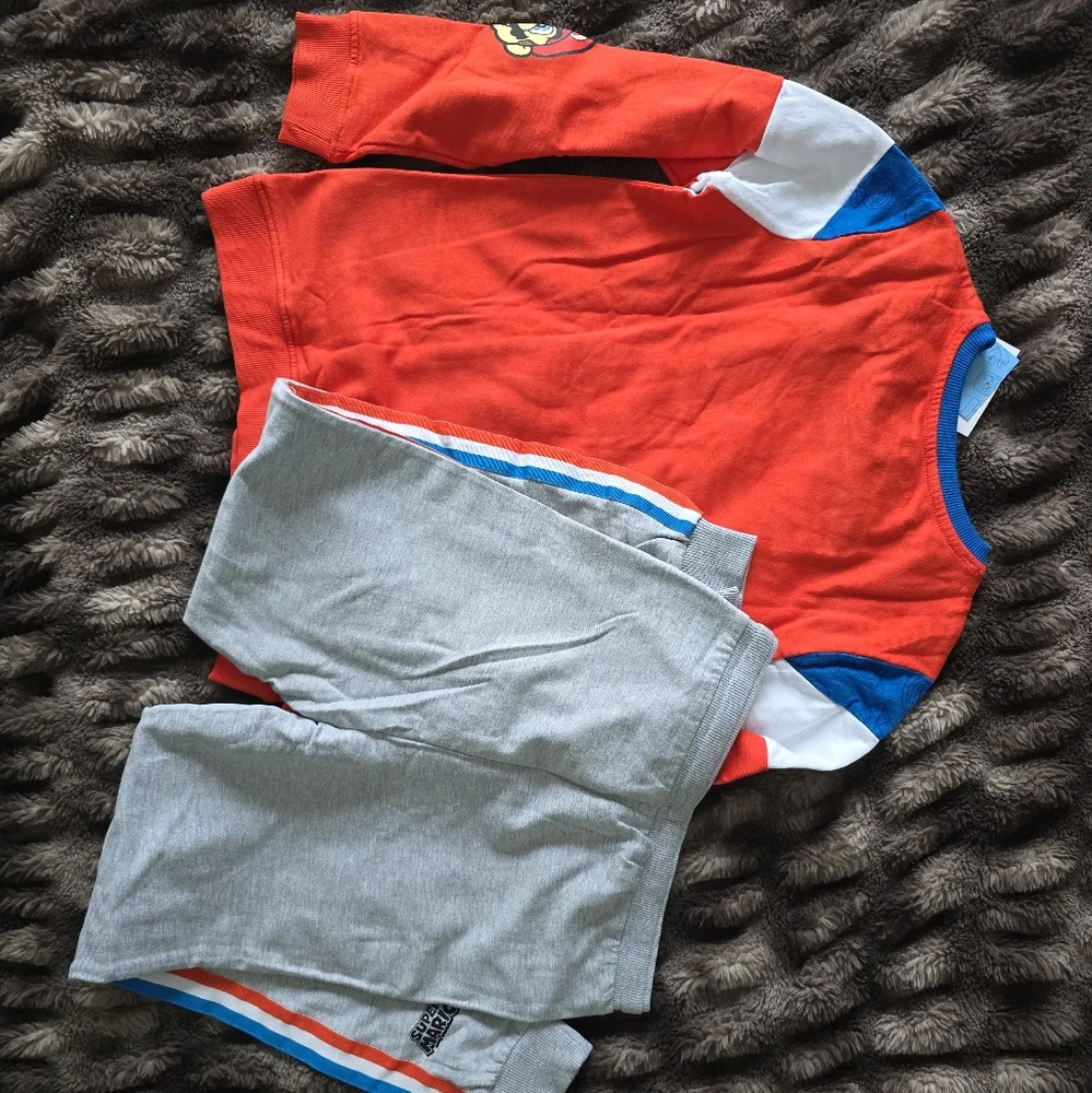 Super Mario NWT Sweatshirt And Sweatpants Set 10 - Picture 2 of 5